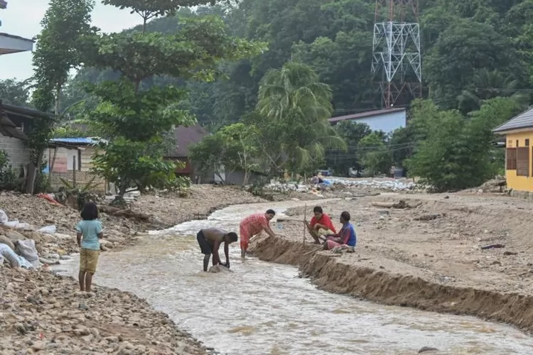 Warga berada di Sungai Aek Godang yang mengalami pendangkalan di Sibolga Julu, Sumatera Utara, Sabtu (6/12/2025). Pendangkalan Sungai Aek Godang disebabkan bencana longsor yang terjadi pada Jumat (27/11/2025).  (ANTARA FOTO/Muhammad Adimaja)