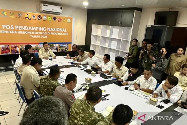 Presiden Prabowo Subianto (tengah) memimpin rapat koordinasi penanganan dampak banjir bandang dan longsor di Aceh, Sumatera Utara, dan Sumatera Barat di Posko Terpadu Lanud Sultan Iskandar Muda, Kabupaten Aceh Besar, Aceh, Minggu (7/12/2025).  (ANTARA/HO-Dokumentasi Pribadi)