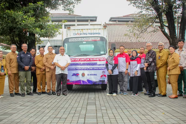Wakil Gubernur DIY KGPAA Paku Alam X bersama sejumlah pejabat Pemda DIY melepas truk logistik JNE di halaman Bangsal Kepatihan, Senin (8/12/2025), yang pengangkut obat-obatan dan alat kesehatan untuk korban banjir di Aceh, Sumatera Utara dan Sumatera Barat.  (Foto: Dok. Istimewa)