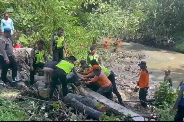 Tim Siaga Batanghar Polres Sukoharjo bersama relawan bersihkan anak Sungai Samin. ( Foto: Dokumen Polres Sukoharjo)