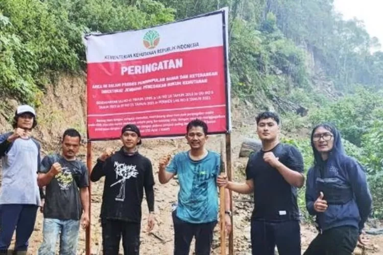 Pemasangan papan peringatan dari Kementerian Kehutanan di salah satu subjek hukum diduga menjadi salah satu faktor banjir dan longsor di Kabupaten Tapanuli Selatan, Sumatera Utara, Minggu (7/12/2025)  (ANTARA/HO-Kemenhut )