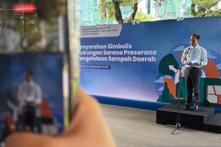 Menteri LH/Kepala BPLH Hanif Faisol Nurofiq memberikan arahan saat pelepasan bantuan untuk banjir Sumatera dan penyerahan bantuan sarana prasarana pengelolaan sampah di Jakarta, Senin (8/12/2025)  (ANTARA/Prisca Triferna )