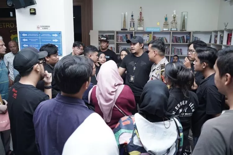 Kasat Reskrim Polres Metro Jakarta Utara Kompol Onkoseno Gradiarso Sukahar (topi hitam) berdiskusi dengan para korban penipuan "Wedding Organizer" di Polres Metro Jakarta Utara, Minggu (7/12/2025) malam. ( ANTARA/HO-Polres Metro Jakut )