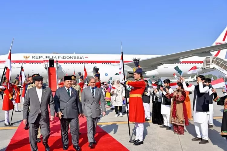 Presiden Prabowo Subianto (tengah) disambut langsung oleh Presiden Pakistan Asif Ali Zardari dan Perdana Menteri Pakistan Shehbaz Sharif saat tiba di Nur Khan Base Airport, Islamabad, Pakistan, Senin (8/12/2025).  (ANTARA/HO-BPMI Sekretariat Presiden)