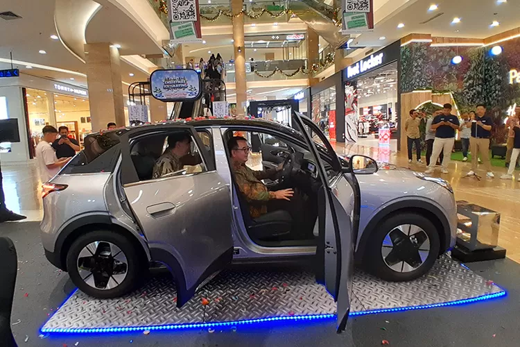 EX2, mobil listrik teranyar Geely, resmi diluncurkan di Yogyakarta melalui pameran di Mini Atrium Pakuwon Mall Jogja pada 8&ndash;14 Desember 2025. Geely membuka periode pre-book EX2, dengan harga tipe Max Rp279 juta dan tipe Pro Rp239 juta (OTR Yogyakarta), berlaku hingga akhir tahun 2025.  (Foto: Sutriono)