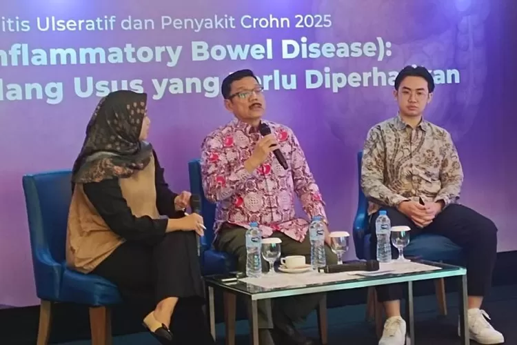 Ki-ka dr. Amanda Pitarini Utari, SpPD, K-GEH Dokter Spesialis Penyakit Dalam , Prof. Dr. dr. Ari Fahrial Syam, MMB, SpPD-KGEH, FACP, FACG, Dokter Spesialis Penyakit Dalam Konsultan Gastroenterologi&ndash;Hepatologi serta pejuang IBD Steven Tafianoto Wong&nbsp; (9/12).  (ANTARA/Anindi Berliana  &nbsp;)