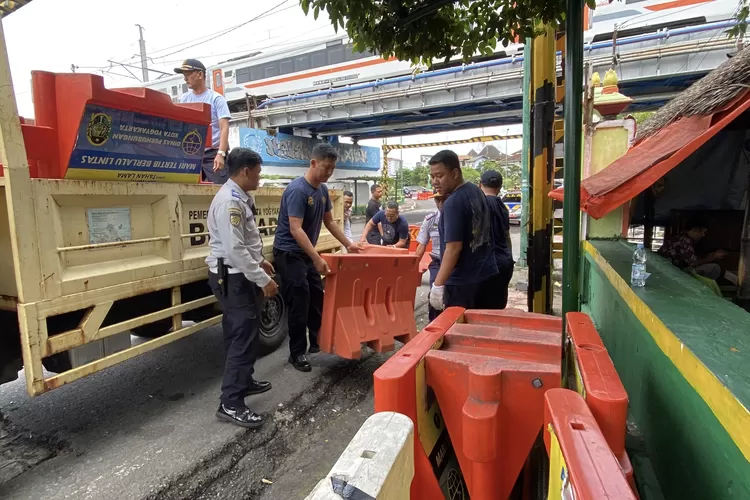 Petugas gabungan melakukan persiapan rekayasa lalu lintas di Jembatan Kewek yang semakin kritis. (Dok. Pemkot Yogyakarta)