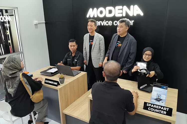 Vice President of Operations MODENA Kim Il Dong (belakang kiri) bersama Head of Customer Care MODENA, Rully Sujarko menghadiri peresmian MODENA Service Center di Yogyakarta, Rabu (10/12/2025).  (Foto: Sutriono)