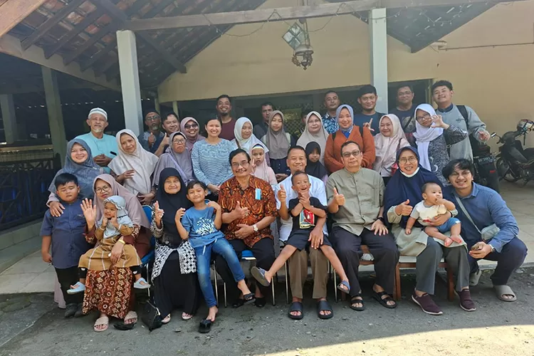 Foto bersama dalam silaturahmi dua trah besar, Brontowiyanan dan Imam Subawehan, di kawasan Bantul.  (Foto: Dok. Istimewa)