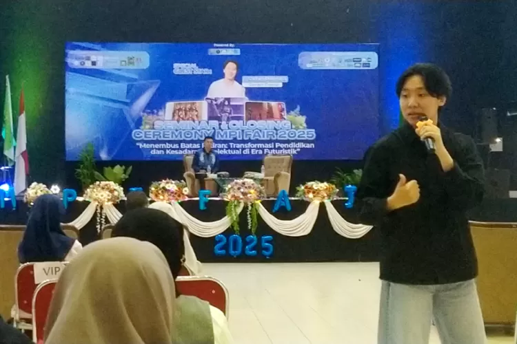 Sadam Permana, Influencer dan Content Creator, saat menjadi narasumber seminar nasional MPI Fair 2025 di Convention Hall UIN Sunana Kalijaga Yogyakarta, Rabu (10/12/2025).  (Foto: Koko Triarko)