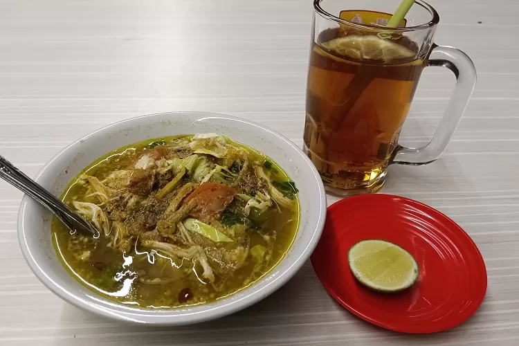 Masakan soto Lamongan dijadikan andalan di Angkringan Pak Genthong, Godean, Sleman.  (Foto: Sulistyanto)