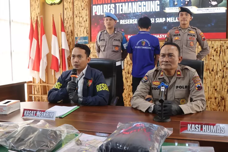 Tersangka penipuan berhadil ditangkap polisi. (Foto: Arif Zaini Arrosyid)