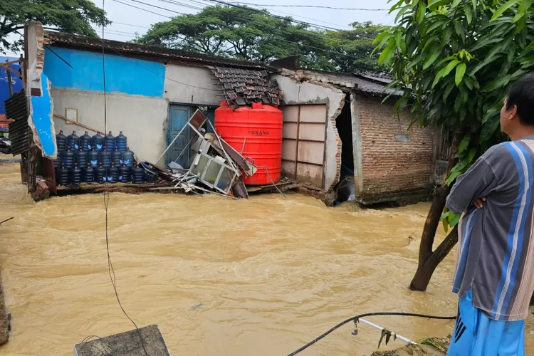 Keadaan banjir menerjang pantura timur, yaitu kawasan Batangan Pati. (Foto: Alwi Alaydrus)