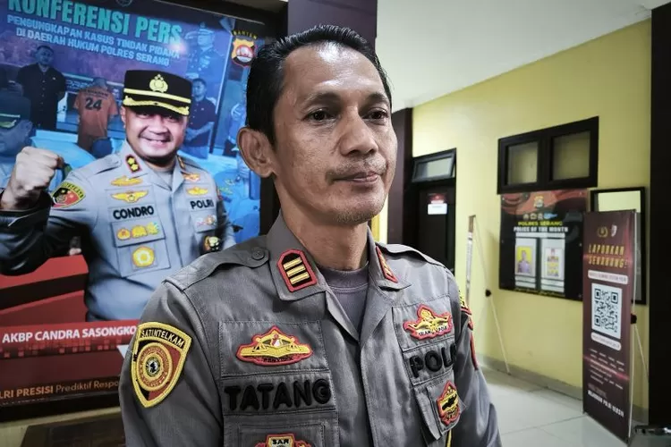 Kapolsek Cikande AKP Tatang memberikan pernyataan soal kasus pencurian limbah terkontaminasi cesium-137 ditemui di Polres Serang, Kabupaten Serang, Kamis (11/12/2025).  (ANTARA/Devi Nindy)