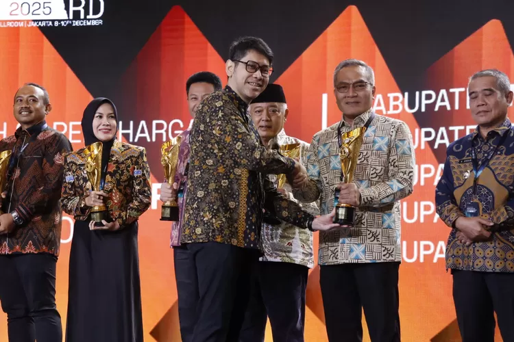 Bupati Bantul, H Abdul Halim Muslih saat menerima penghargaan di Jakarta. (Foto: Pemkab Bantul)