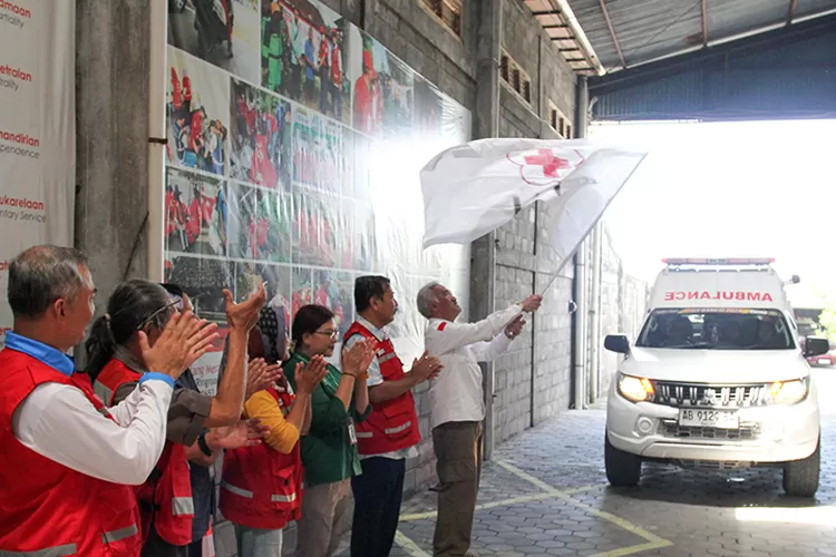 Ketua PMI DIY GBPH Prabukusumo saat melepas keberangkatan tim pelayanan kesehatan dasar darurat dalam respons tanggap darurat bencana banjir dan longsor di wilayah Sumatera, Jumat (12/12).  (Foto: Dok. Istimewa)