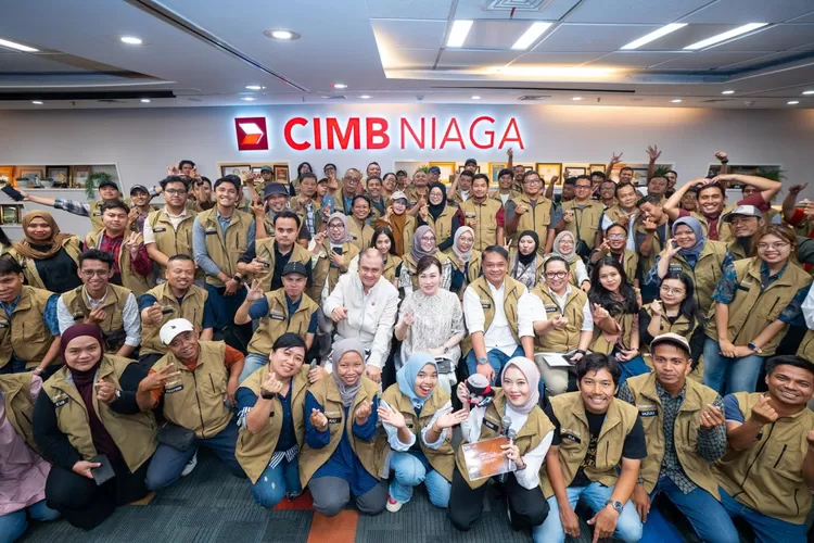   Presiden Direktur - CEO CIMB Niaga Lani Darmawan, Direktur Consumer Banking CIMB Niaga Noviady Wahyudi dan Direktur Syariah Banking CIMB Niaga Pandji P. Djajanegara berfoto bersama jurnalis pada kegiatan CIMB Niaga Jurnalisme Inspiratif di Graha CIMB Niaga, Jakarta, Kamis (11/12/2025).   (Foto: Dok. Istimewa)