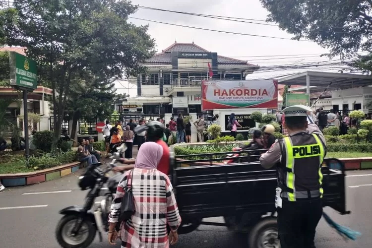 Suasana didepan Kejari Pati saat kedatangan tahanan Botok Cs.  (Foto: Alwi Alaydrus)