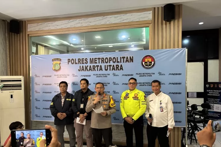 Kapolres Metro Jakarta Utara Kombes Pol Erick Frendriz didampingi Kasat Reskrim Kompol Onkoseno memberikan keterangan kepada awak media di Jakarta, Jumat (12/12/2025).  (ANTARA/Mario Sofia Nasution)