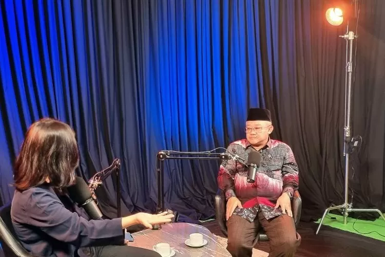 Menteri Pendidikan Dasar dan Menengah (Mendikdasmen) Abdul Mu'ti di Jakarta pada Jumat (12/12/2025) memastikan insentif untuk guru honorer mengalami kenaikan menjadi Rp400 ribu mulai tahun 2026 dengan mekanisme transfer langsung ke rekening guru yang tercantum dalam Dapodik.   (ANTARA/Hana Kinarina )