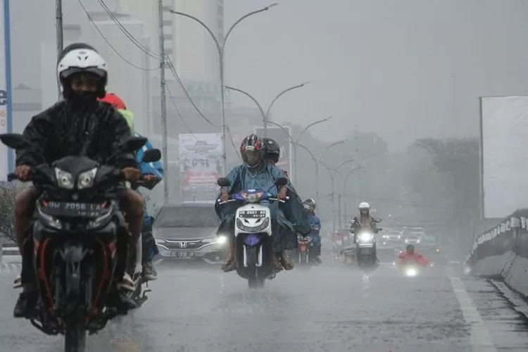 Ilustrasi - Sejumlah pengendara menerobos hujan di Makassar, Sulawesi Selatan.  (ANTARA FOTO/Arnas Padda)