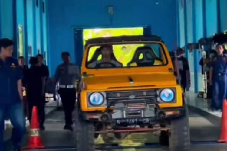 Petugas Dishub Magetan dan personel Satlantas Polres Magetan melakukan uji kelaikan atau ramp check kendaraan Jeep Wisata Sarangan dalam rangka persiapan libur panjang Natal 2025 dan tahun baru 2026.  (ANTARA/HO-Dishub Magetan )
