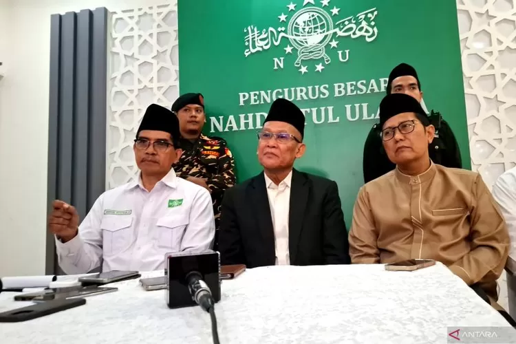 Pengurus Besar Nahdlatul Ulama (PBNU) melakukan konferensi pers usai melakukan rapat gabungan jajaran Syuriyah dan Tanfidziyah di Kantor PBNU, Jakarta Pusat pada Sabtu sore (13/12/2025).  (ANTARA/Hana Kinarina)