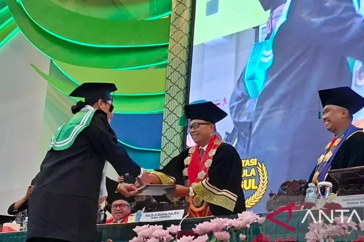 Rektor Universitas Islam Sultan Agung (Unissula) Semarang Prof Gunarto saat memindahkan tali toga menandai kelulusan Miftah Maulana Habiburrahman (Gus Miftah), pada upacara wisuda ke-95 Unissula, di Semarang, Sabtu (13/12/2025).  (ANTARA/Zuhdiar Laeis)