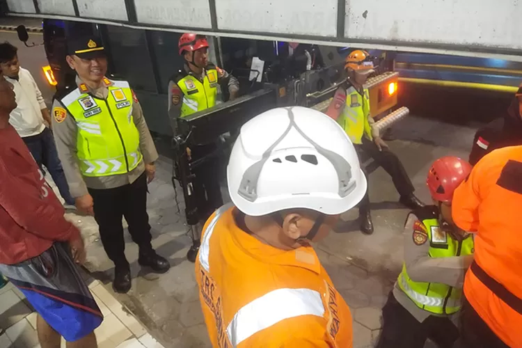 Polisi saat melakukan evakuasi sarang tawon vespa.  (Polsek Gamping)