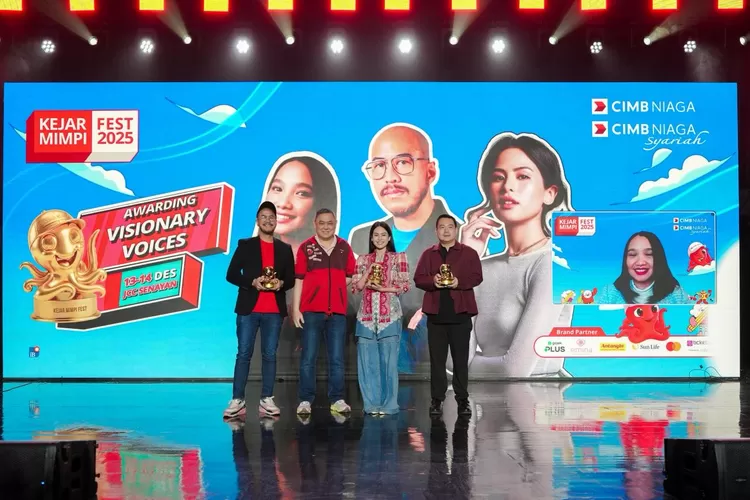 Direktur Consumer Banking CIMB Niaga Noviady Wahyudi dan Head of Marketing, Brand - Customer Experience CIMB Niaga Amir Widjaya bersama penerima penghargaan Kejar Mimpi Awards kategori Visionary Voices yaitu Maudy Ayunda, Pandji Pragiwaksono, dan Salsa Erwina pada Kejar Mimpi Fest 2025 di JCC. (Foto: Dok. Istimewa)