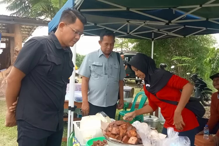 Wakil Bupati Sleman, Danang Maharsa mengunjungi stand pada acara Senam Massal dan Bazar UMKM yang digelar KWT Pakem-Turi (Pari) Merapi Sembada ( Foto : Awan Turseno)
