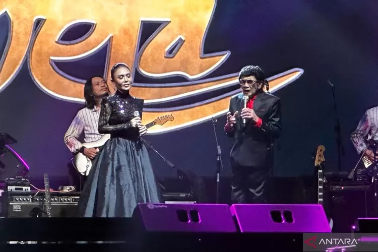 Penampilan Rhoma Irama dan Yuni Shara pada konser bertajuk &ldquo;Rhoma Irama Selebrasi 55th Soneta&rdquo; di Jakarta International Velodrome, Sabtu (13/12/2025). ( ANTARA/Pamela Sakina)