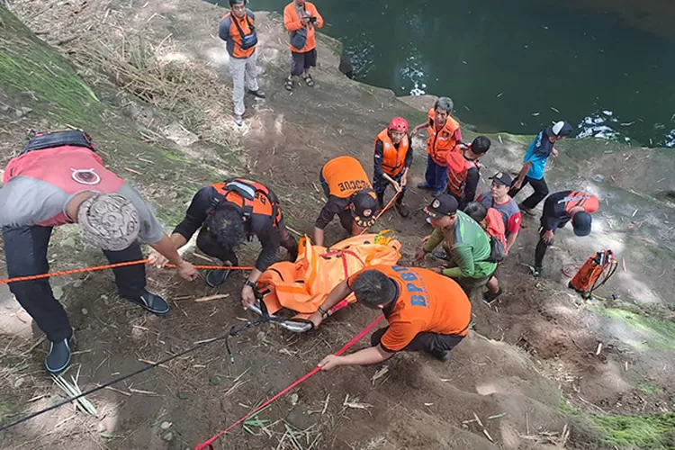 Petugas saat melakukan evakuasi jazad korban.  (SAR Yogyakarta)