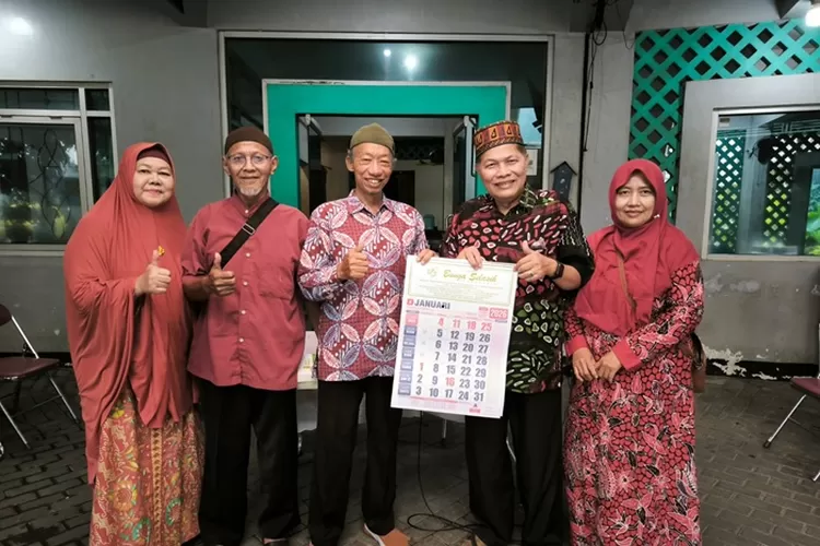  Penceramah Ustadz Khamim Zarkasih Putro menerima Kalender 2026 dari Ketua Yayasan Bunga Selasih, Pak Rudi, sesaat setelah pengajian usai (Dok. Panitia)