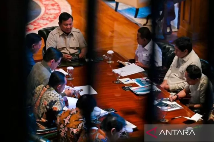 Presiden Prabowo Subianto memimpin rapat terbatas di kediaman pribadi Presiden di Bukit Hambalang, Kabupaten Bogor, Jawa Barat, Minggu (14/12/2025), membahas penanganan dampak bencana di Sumatera dan kebijakan pemerintah menjelang akhir tahun.  (ANTARA/HO-Sekretariat Kabinet)
