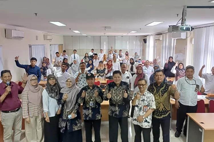 Khamim Zarkasih Putro ( Ketua Dewan Pendidikan Kota Yogyakarta) foto bersama peserta FGD (Dok. Panitia)
