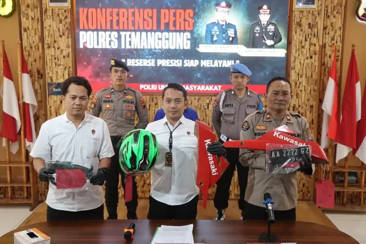 Polsi menunjukkan tersangka dan barang bukti pencurian (Foto: Arif Zaini Arrosyid)