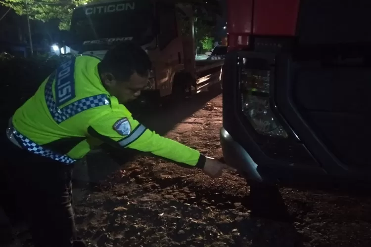 Petugas kepolisian saat melakukan olah TKP. (Dok. Polresta Sleman)