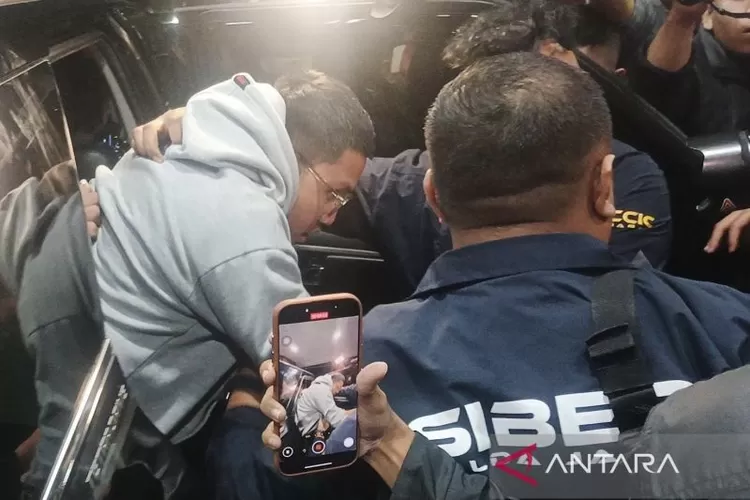 YouTuber Adimas Firdaus yang dikenal dengan nama Resbob saat tiba di Mapolda Jawa Barat, Kota Bandung, Senin (15/12/2025).  (ANTARA/Rubby Jovan)