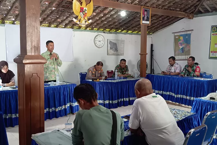 Suasana rapat KDMP Karangrejo Lor Kecamatan Jakenan.  (Alwi Alaydrus)