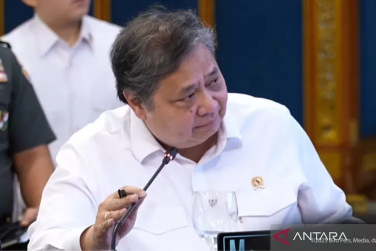 Tangkapan layar Menteri Koordinator Bidang Perekonomian Airlangga Hartarto menyampaikan laporan kepada Presiden Prabowo Subianto saat sidang kabinet paripurna di Istana Negara, Jakarta, Senin (15/12/2025).  (ANTARA/Youtube Sekretariat Presiden)