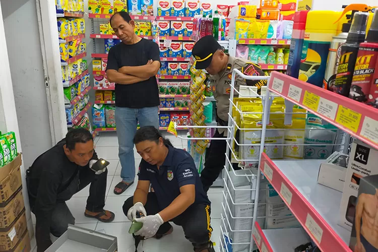Polisi lakukan olah TKP di Toko Alfamart Semin.  (Bambang Purwanto)