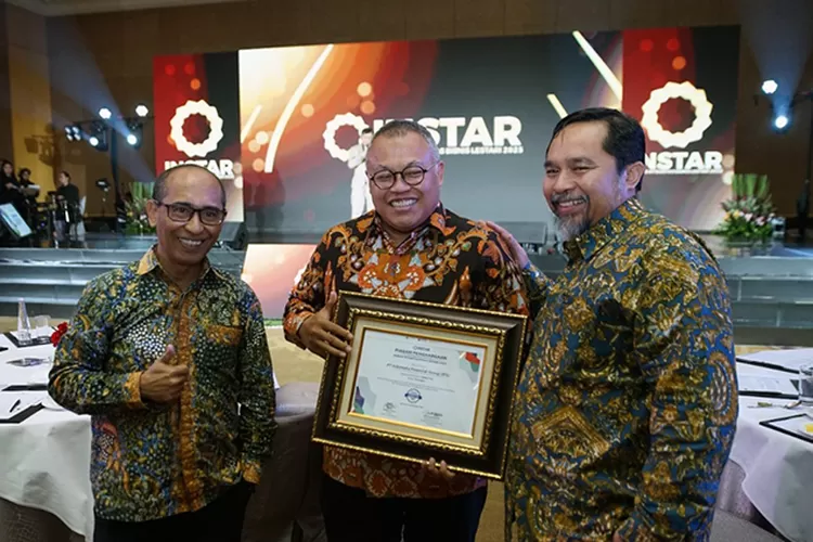 Head of Corporate Communication IFG, I Gede Suhendra Kertanugraha (tengah) saat menerima penghargaan dan pengakuan dari Indeks Integritas Bisnis Lestari (Instar) atas praktik keberlanjutan IFG.  (Dok IFG)