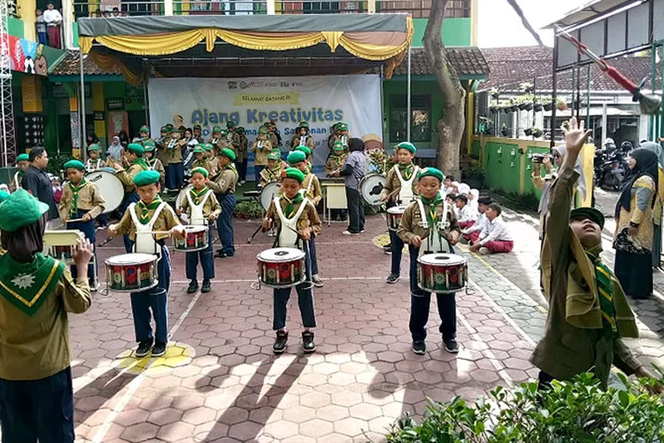 Penampilan grup drumband Gita Nada Musafour semarakkan Ajang Kreativitas Musafour, Godean Sleman.  (Sulistyanto)