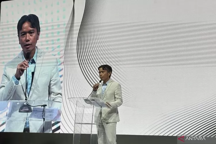 Ketua Perdoski Jakarta dr. M. Akbar Wedyadhana, Sp.D.V.E., FINSDV, FAADV saat memberikan kata sambutan dalam sebuah temu media di Jakarta, Senin (15/12/2025).  (ANTARA/Hreeloita Dharma Shanti)