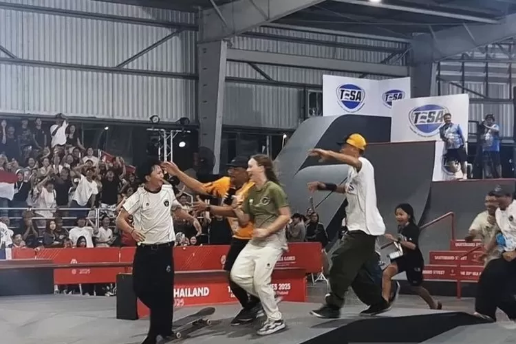 Momen kemenangan Basral Graito Hutomo yang dirayakan oleh tim ofisial Indonesia dan Pelatih Skateboard Malaysia Mariss Khan di ajang SEA Games 2025 di Bangkok, Minggu (14/12/2025).  (ANTARA/Aditya Ramadhan )