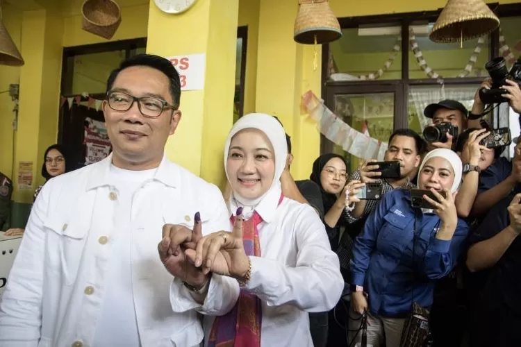 Arsip foto- Calon gubernur (Cagub) DKI Jakarta nomor urut 1 Ridwan Kamil (kiri) bersama istri sekaligus Anggota Komisi VIII DPR RI Atalia Praratya (kedua kiri) menunjukkan tinta pada jari (ANTARA FOTO/Novrian Arbi/)