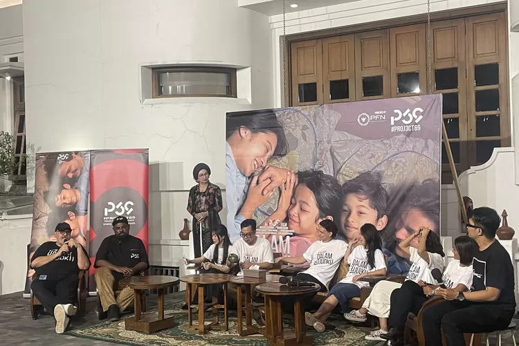 Cast dan crew film Dalam Sujudku menggelar meet and great di Raminten Kitchen usai screening film di Empire XXI, Senin (15/12).&nbsp;  (Foto: WAHYU TURI K)