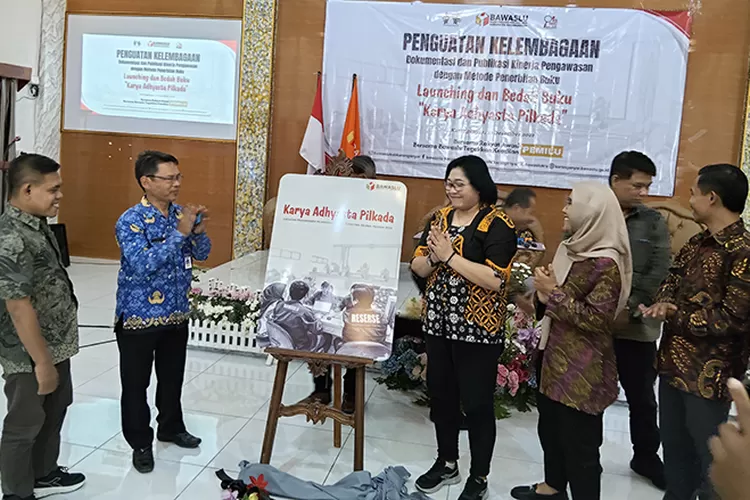 Launching buku Karya Adhyasta Pilkada.   (Abdul Alim)