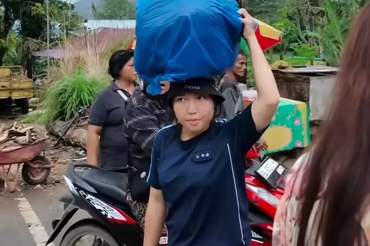 Tangkapan layar seorang wanita yang rela berjalan menyusuri hutan dan gunung selama lima jam demi menjemput bantuan logistik.  (TikTok/Apa Aja)